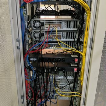 Baie informatique avec serveurs, onduleur et câblage réseau