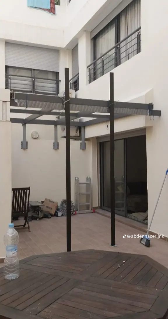 Ossature métallique de verrière en cours de montage