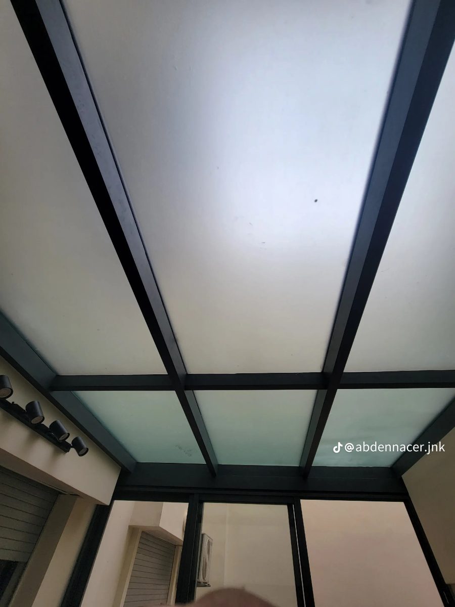 Verrière à ossature aluminium noir et verre dépoli
