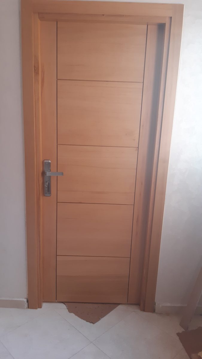 Porte intérieure en bois clair à rainures horizontales