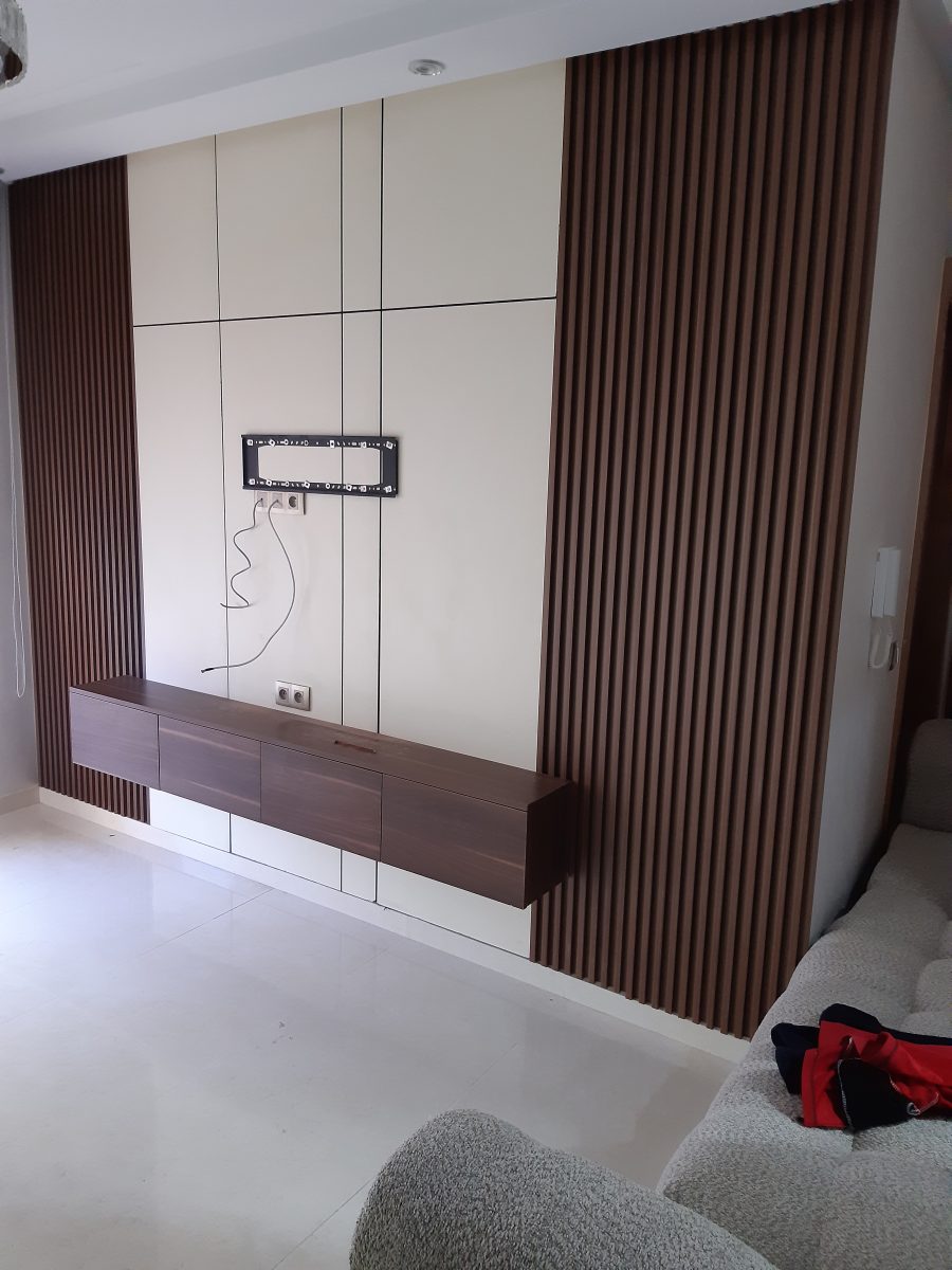 Meuble TV mural à tasseaux de bois et console suspendue
