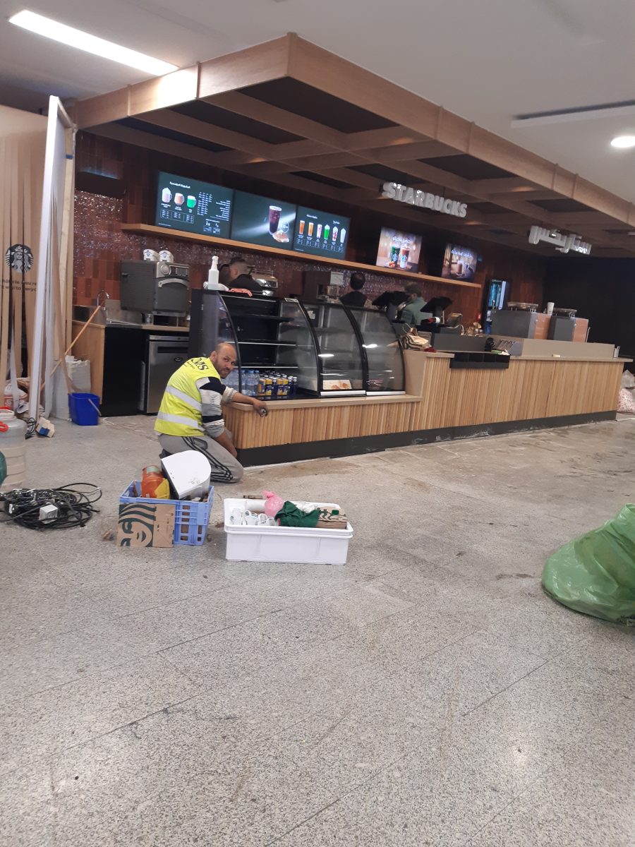 Agencement d'un comptoir de café en bois, en cours