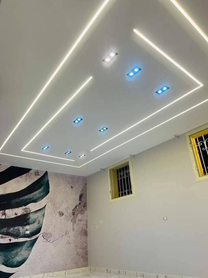 Faux plafond en plâtre à lignes LED géométriques et spots