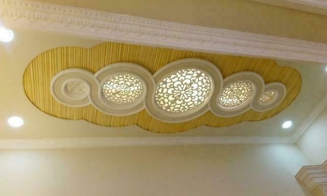 Faux plafond en plâtre à panneaux ovales ajourés rétroéclairés