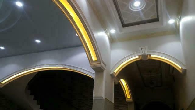 Arches en plâtre à gorge lumineuse LED dorée dans une entrée
