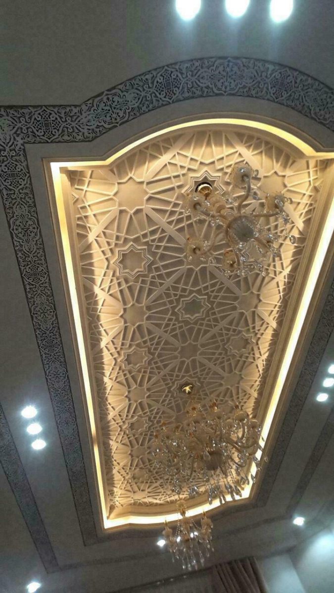 Médaillon de plafond en plâtre à entrelacs géométriques rétroéclairé