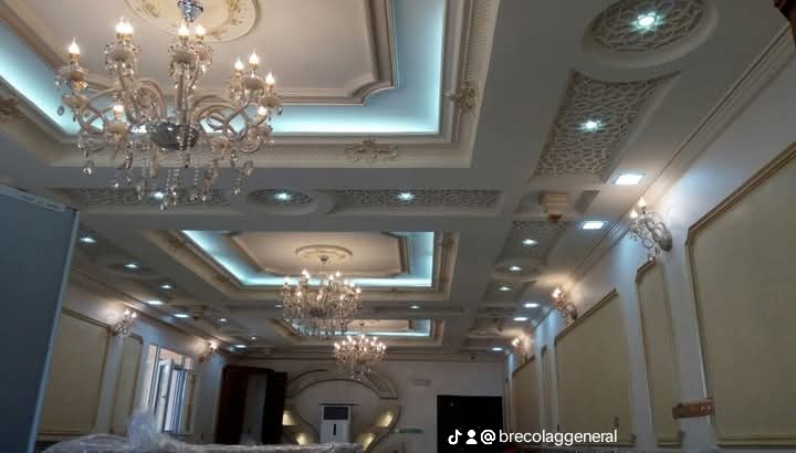 Grand plafond de salle en plâtre à caissons et lustres en cristal