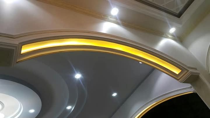 Plafond en plâtre à arc et gorge lumineuse LED dorée