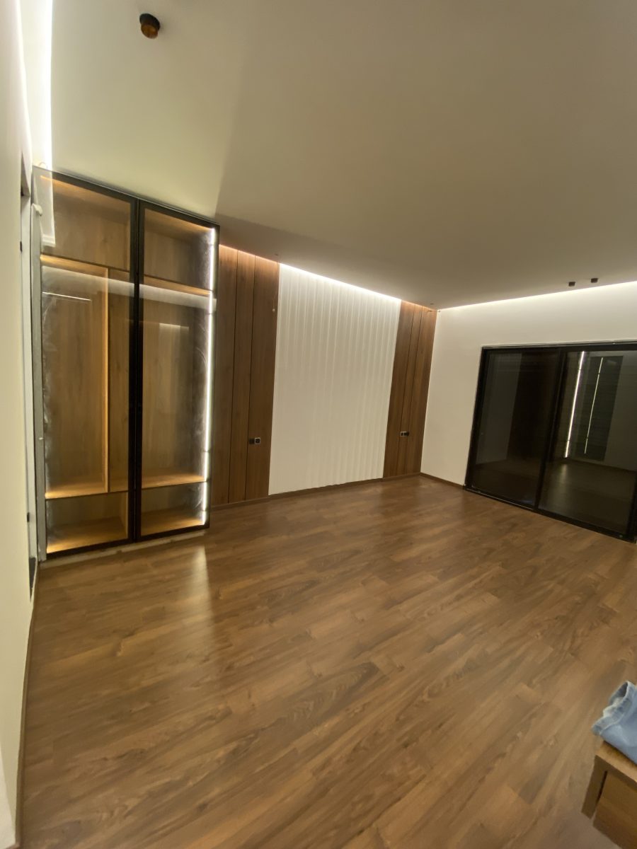 Habillage mural en bois et vitrine métallique éclairée LED
