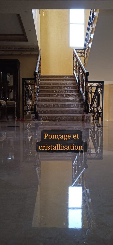 Sol en marbre poli et cristallisé miroir avec escalier