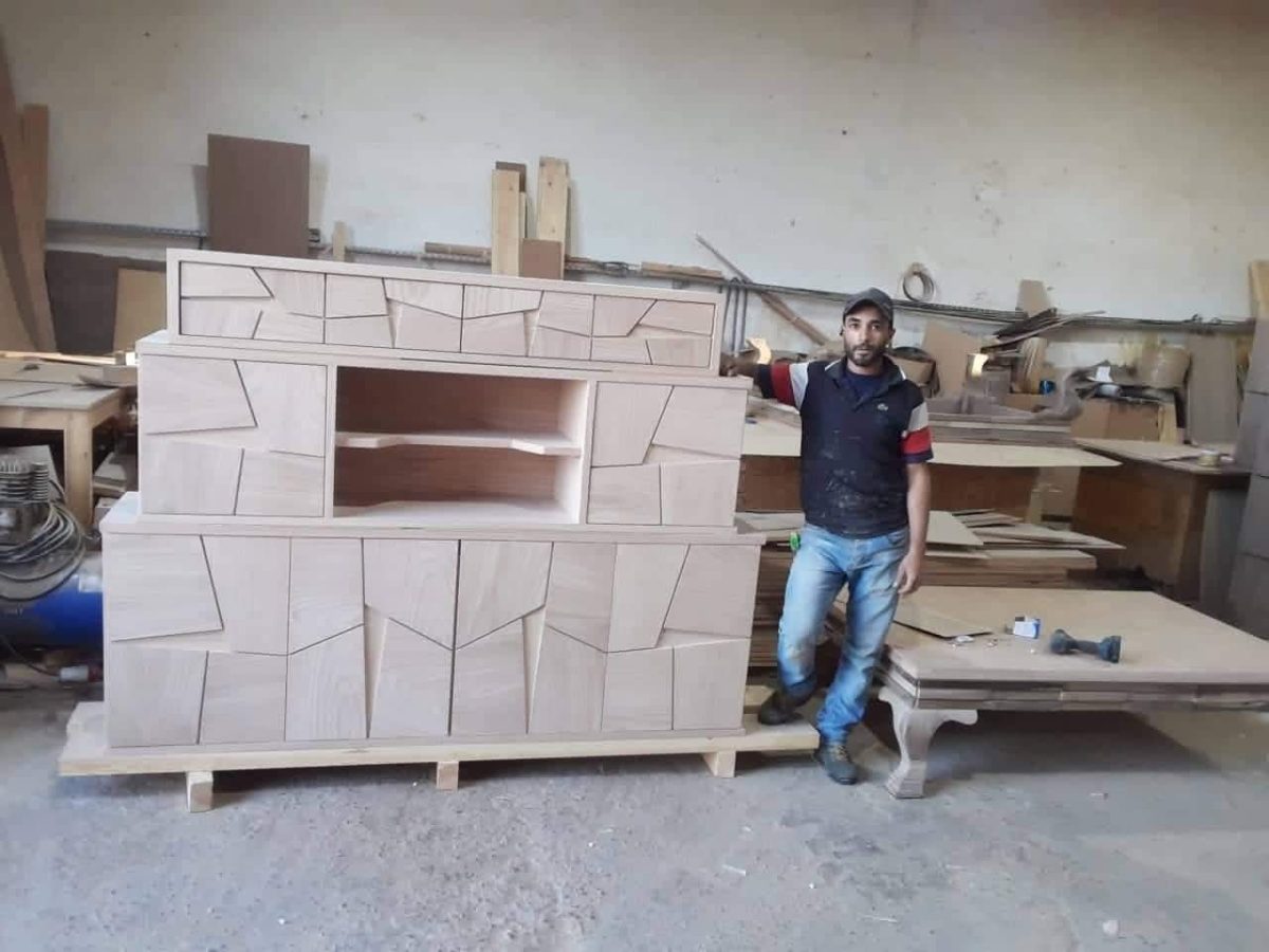 Buffet en bois clair à façades géométriques en relief, en atelier