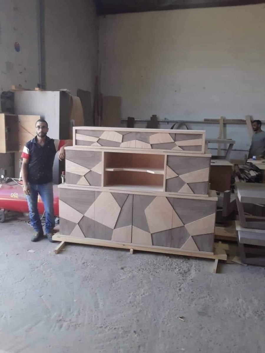 Buffet à façades géométriques bicolores en atelier