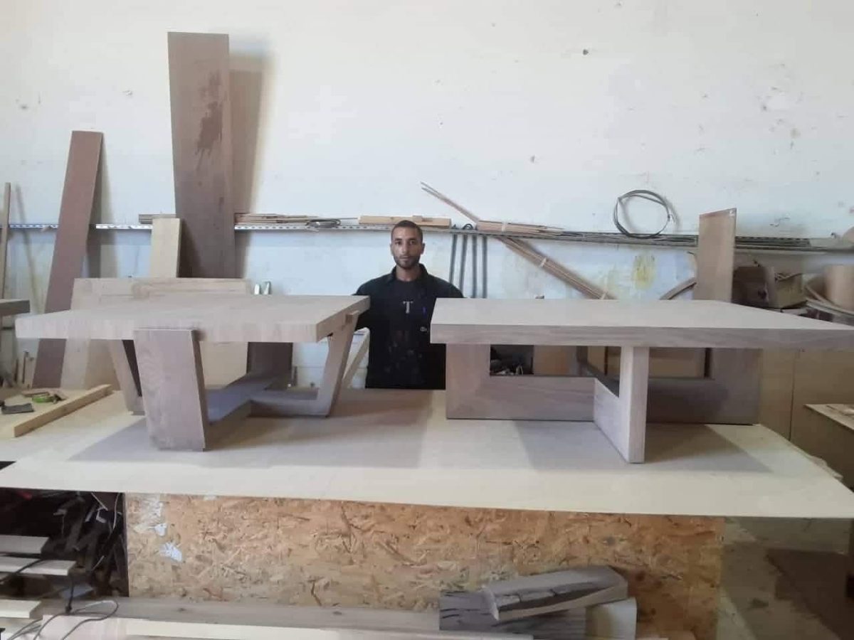 Deux tables basses design en bois clair à piètement sculptural