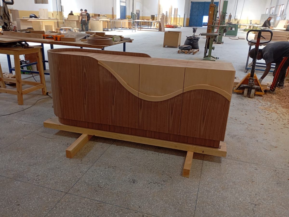 Buffet en bois à façades ondulées design, en atelier