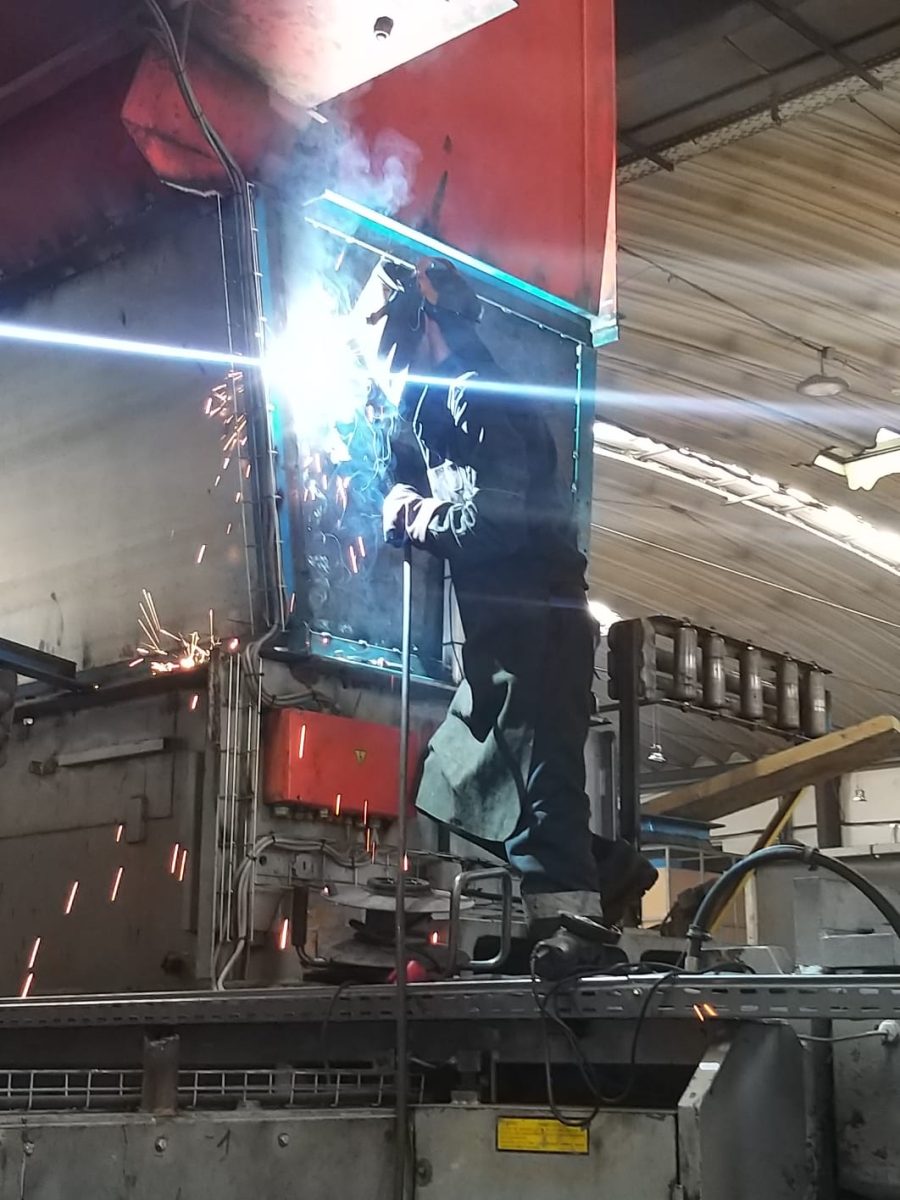 Soudure en hauteur sur une structure métallique en atelier