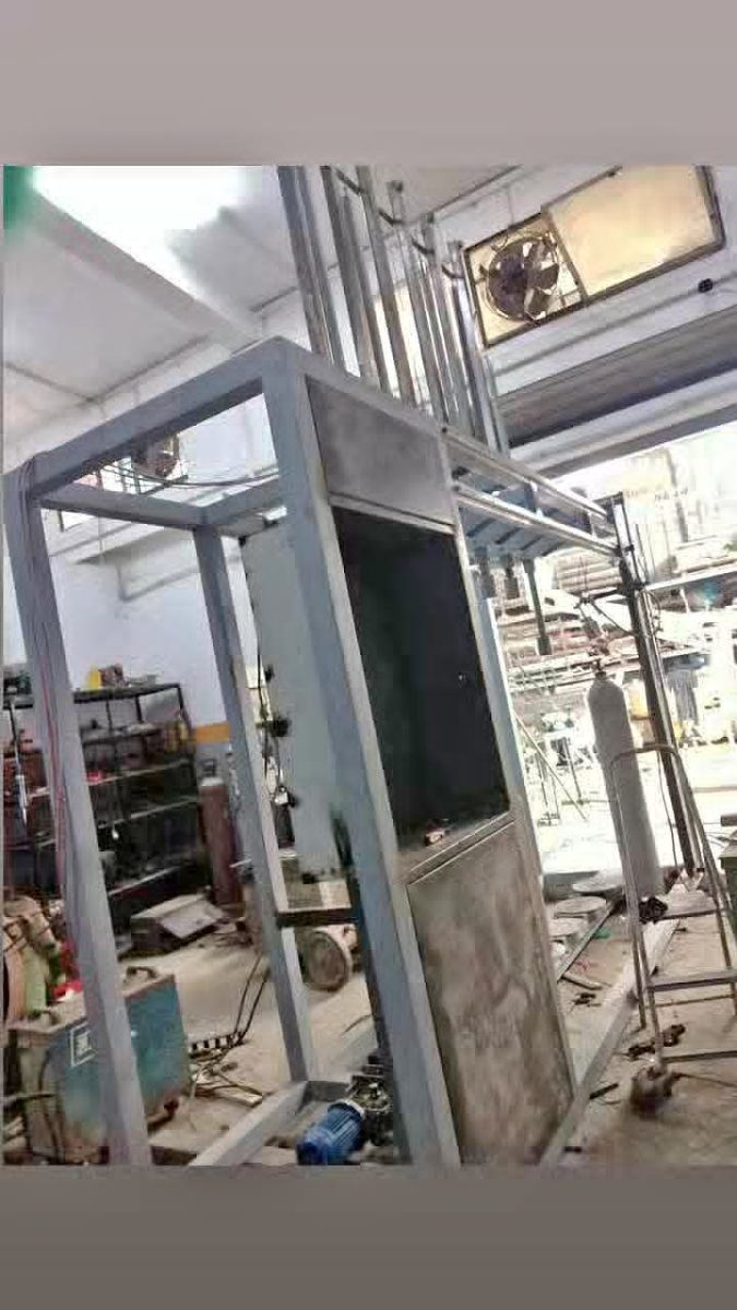Bati métallique d'une machine en fabrication, en atelier