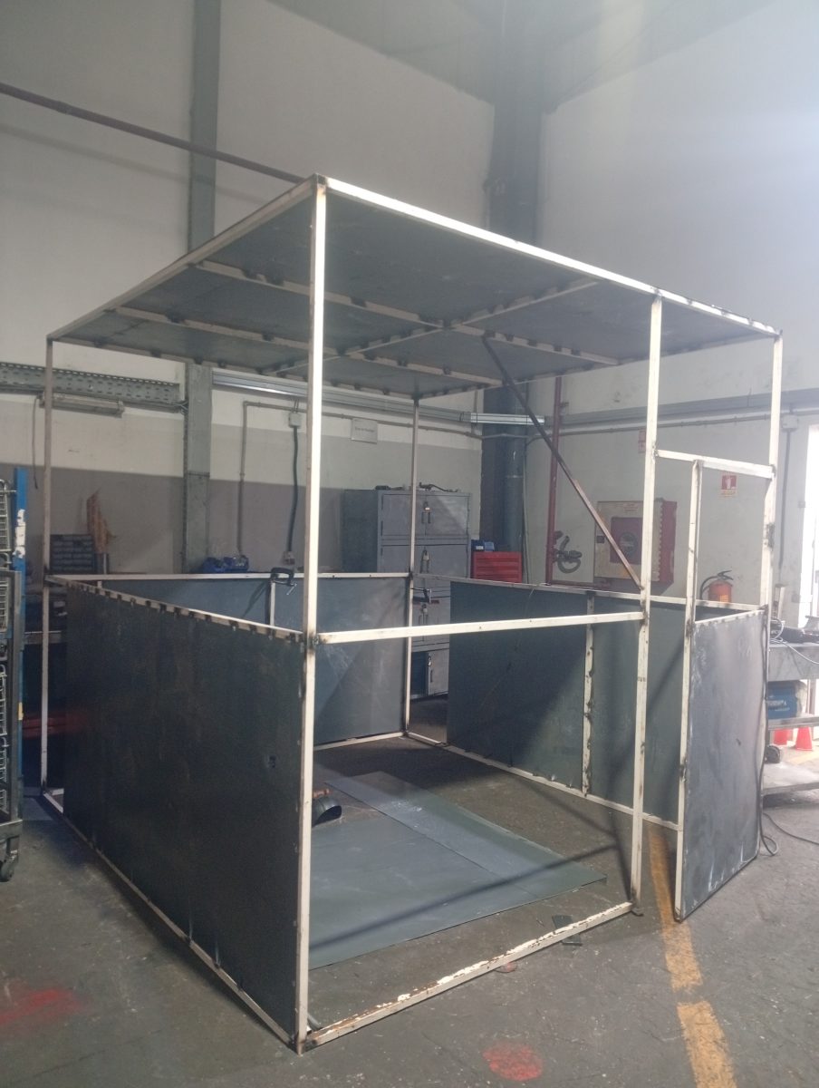 Ossature métallique cubique à panneaux en tôle, en atelier