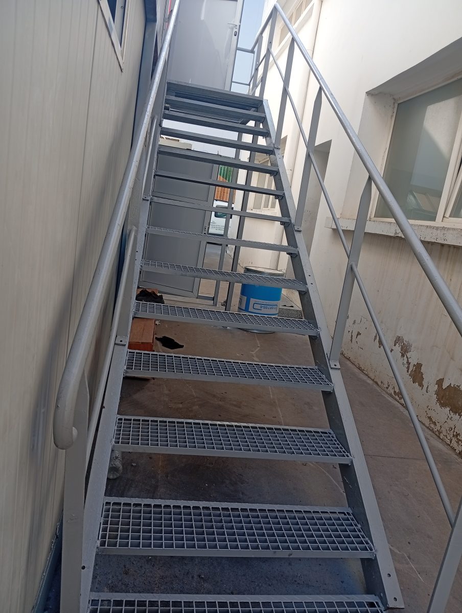 Escalier métallique extérieur à marches caillebotis