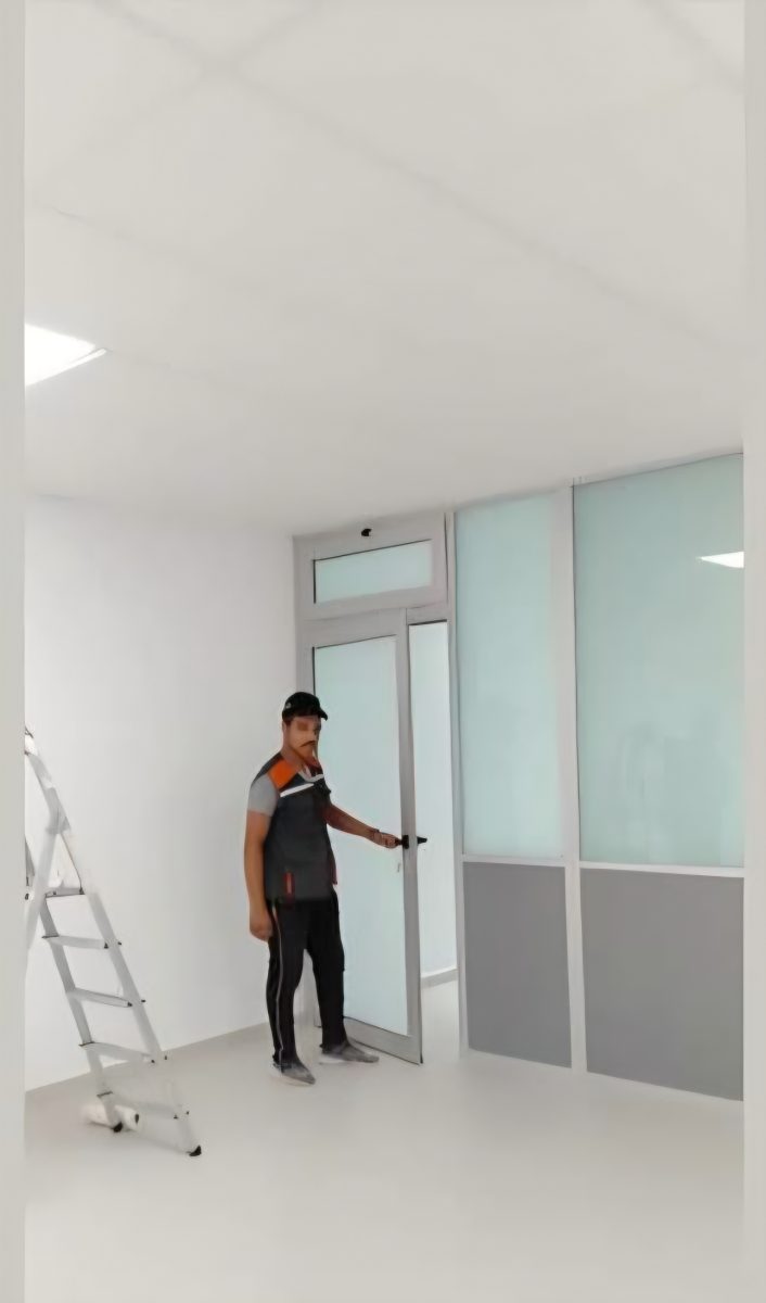 Porte et cloison vitrées en aluminium installées dans un local