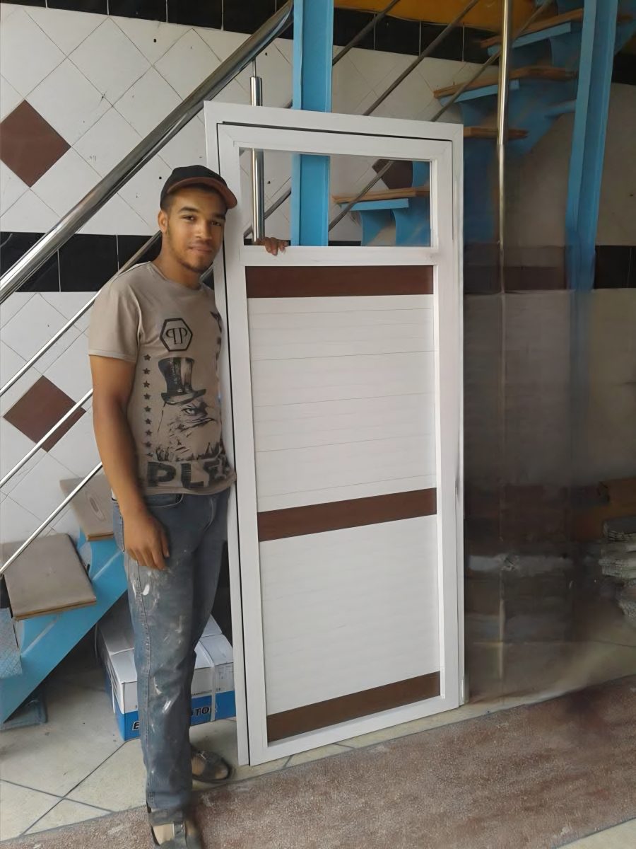 Porte vitrée en aluminium blanc à panneau à lames, en atelier
