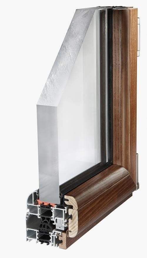 Coupe d'un profilé de fenêtre bois-aluminium à double vitrage