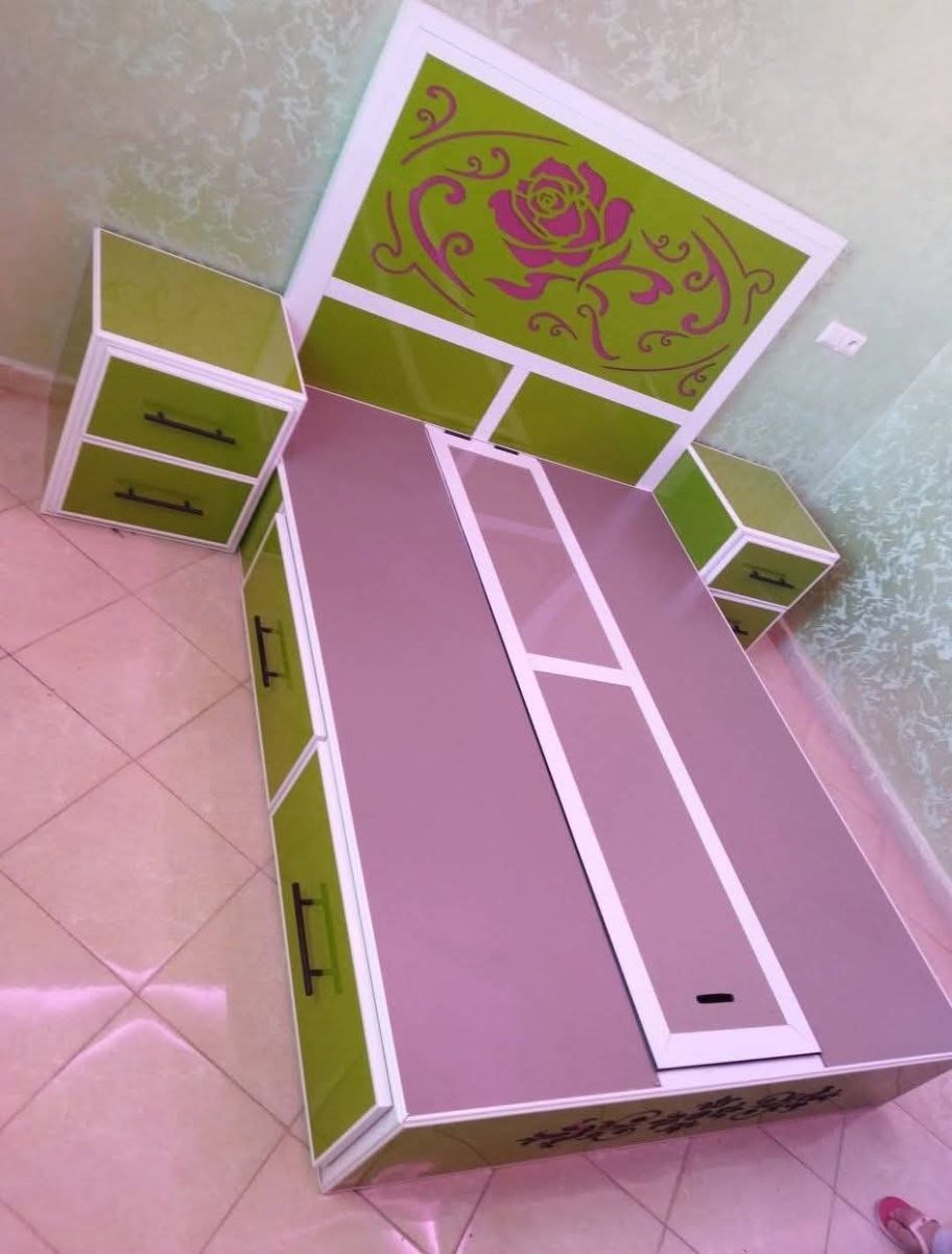 Lit double laqué vert et mauve à tête de lit gravée