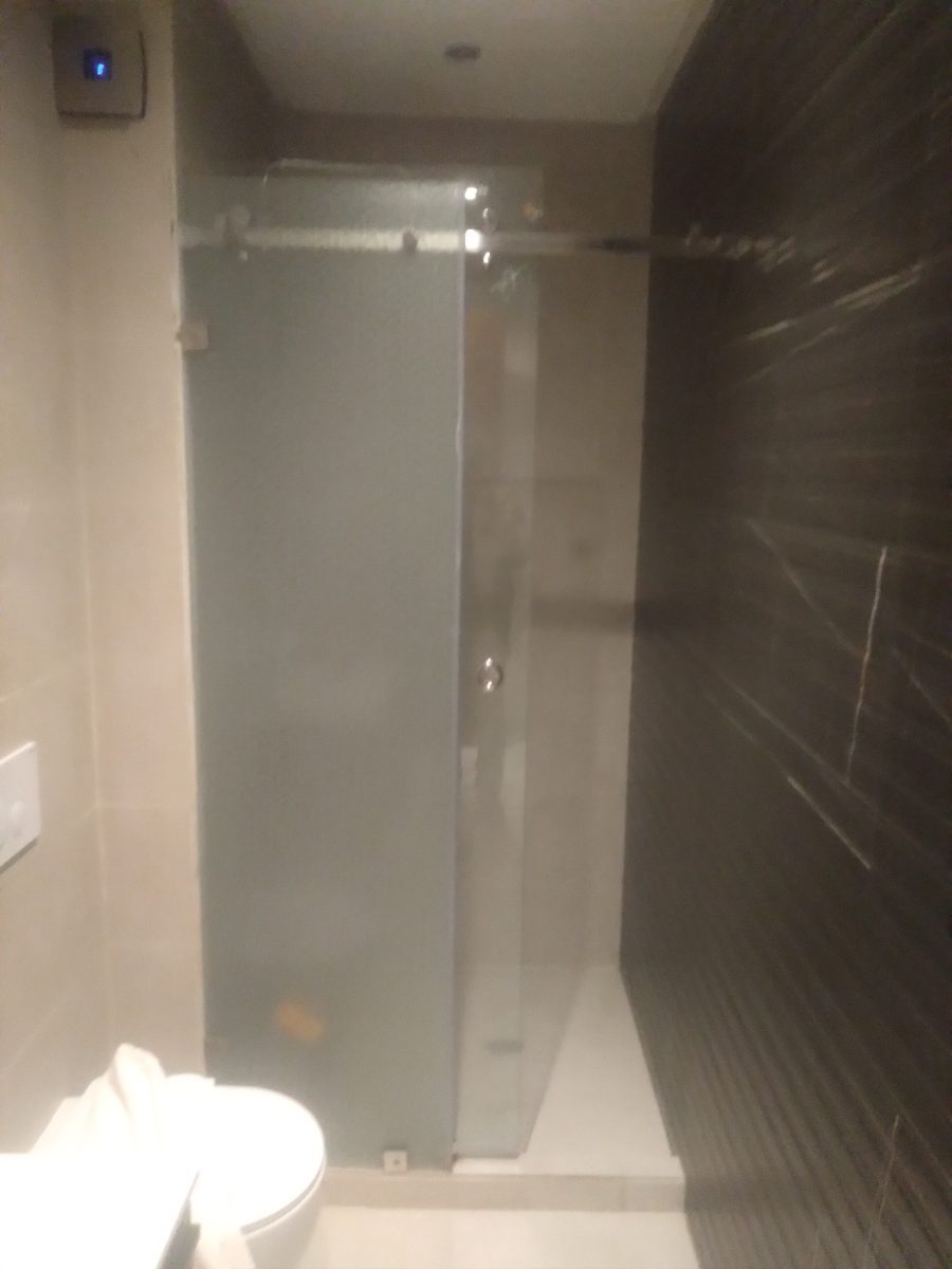 Paroi de douche vitrée coulissante à rail inox