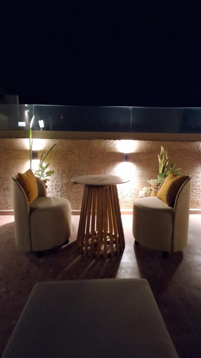 Coin detente de terrasse à fauteuils crème et mur tadelakt