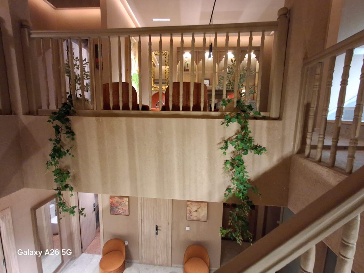 Patio intérieur double hauteur à garde-corps en bois tourne