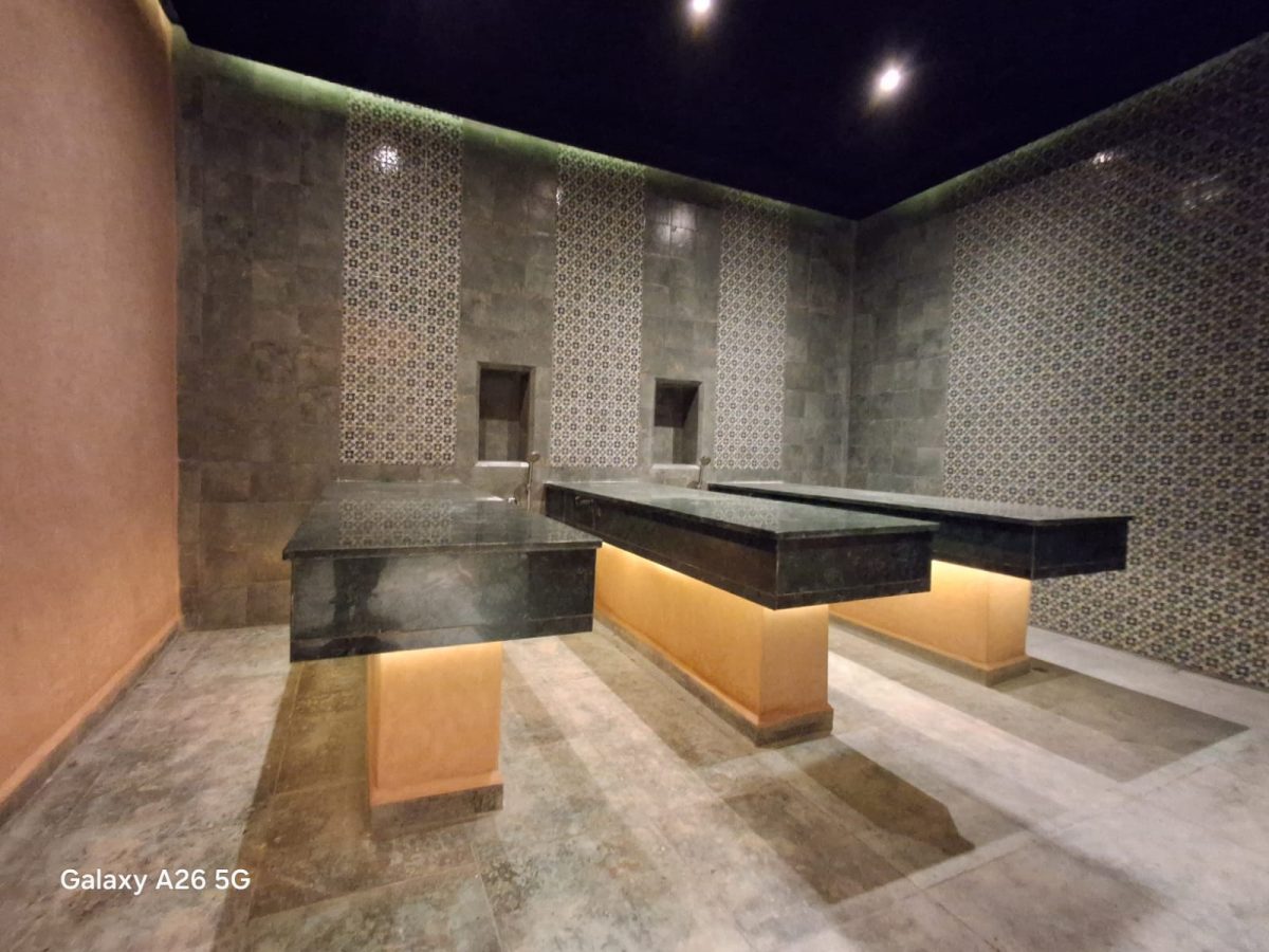 Hammam à tables de gommage en marbre vert rétro-éclairées