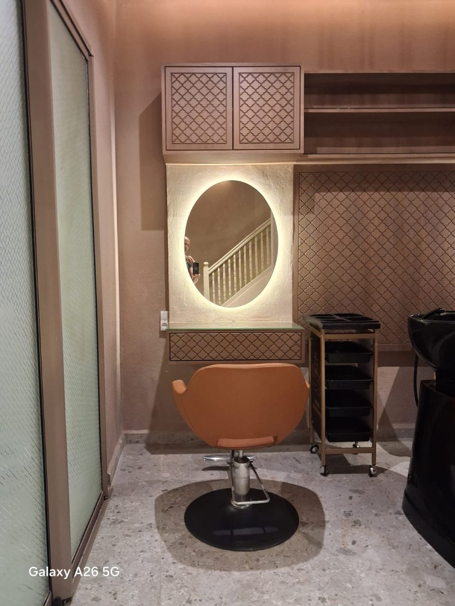 Espace coiffure à fauteuil orange et miroir rétro-éclairé