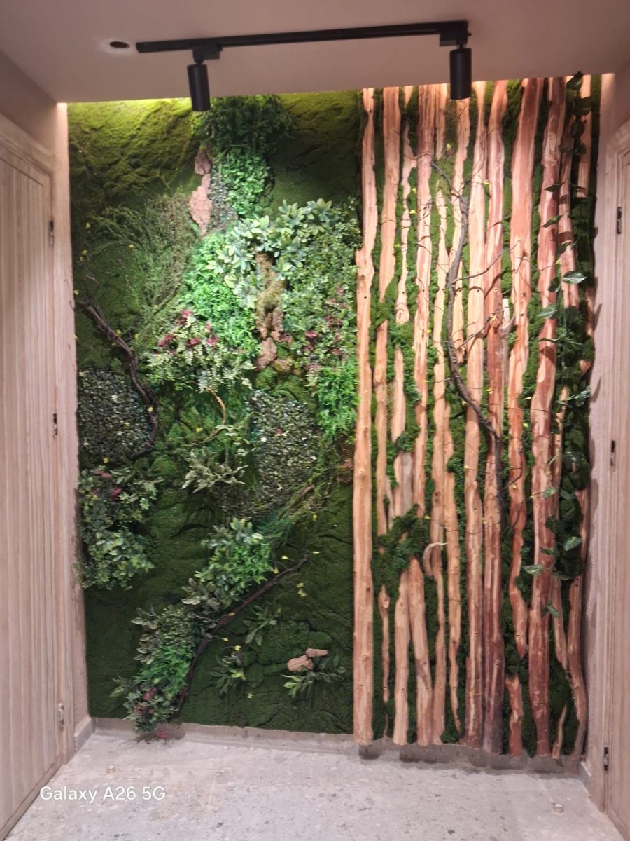 Mur végétal rétro-éclairé dans un couloir