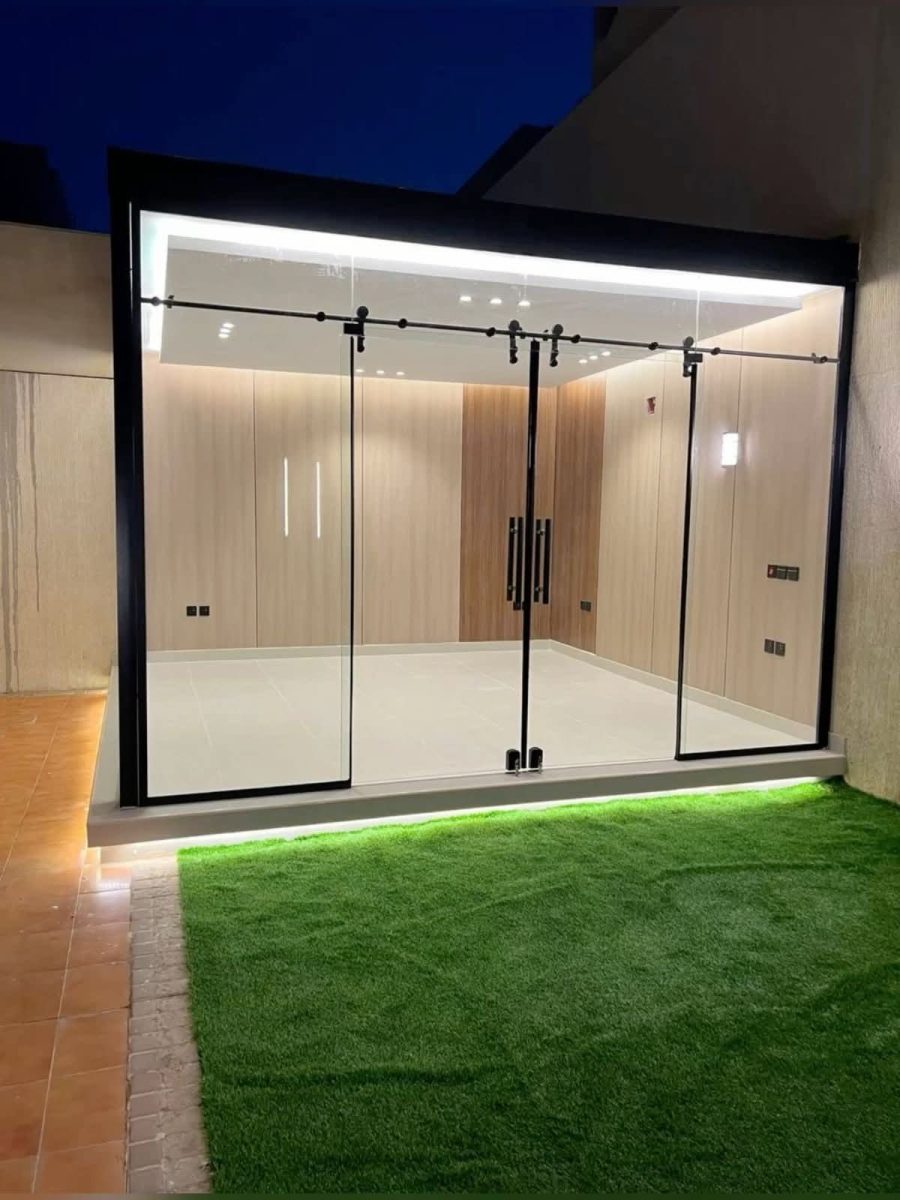 Veranda vitrée à cadre aluminium noir sur une terrasse