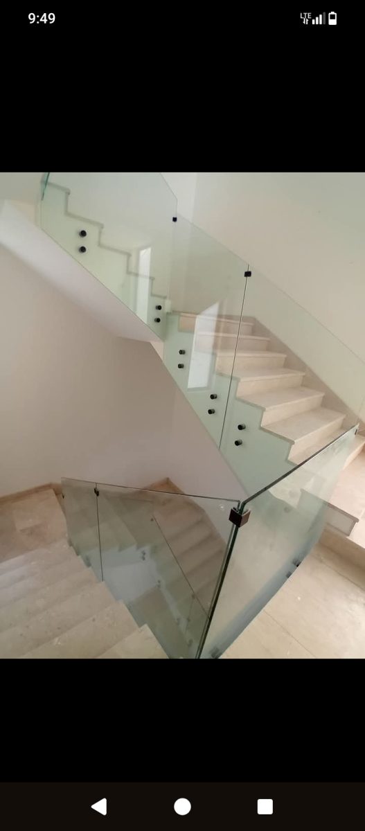 Garde-corps d'escalier en verre trempe à fixations inox