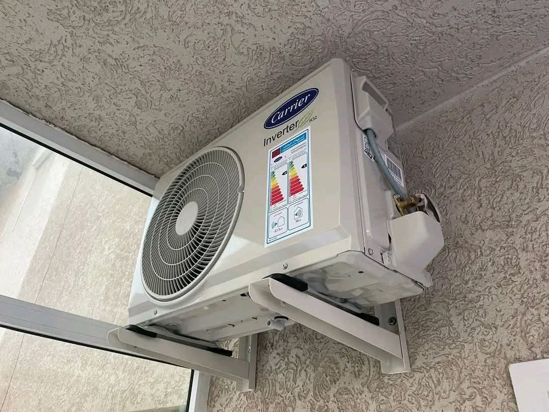 Groupe extérieur de climatisation installé sur console murale