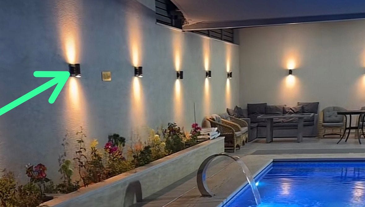 Appliques murales LED alignées le long d'un mur de patio-piscine