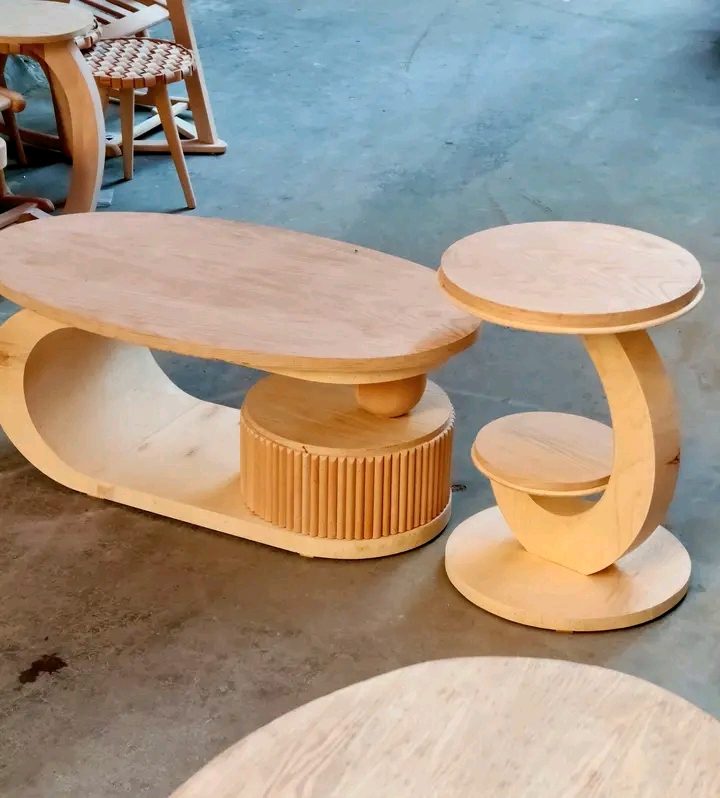 Table basse ovale et guéridon en bois clair à piètement design