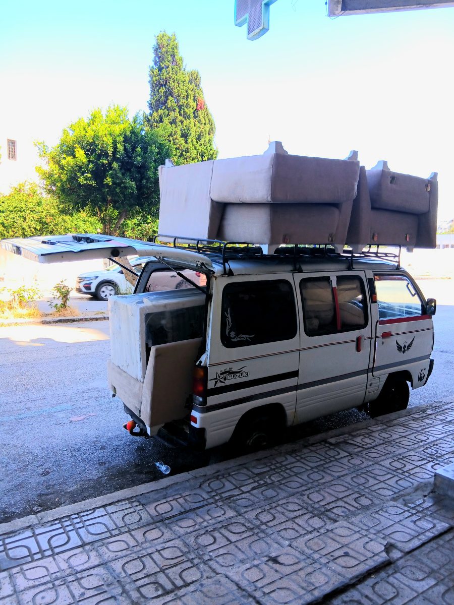 Camionnette chargée de meubles sur le toit et à l'arrière