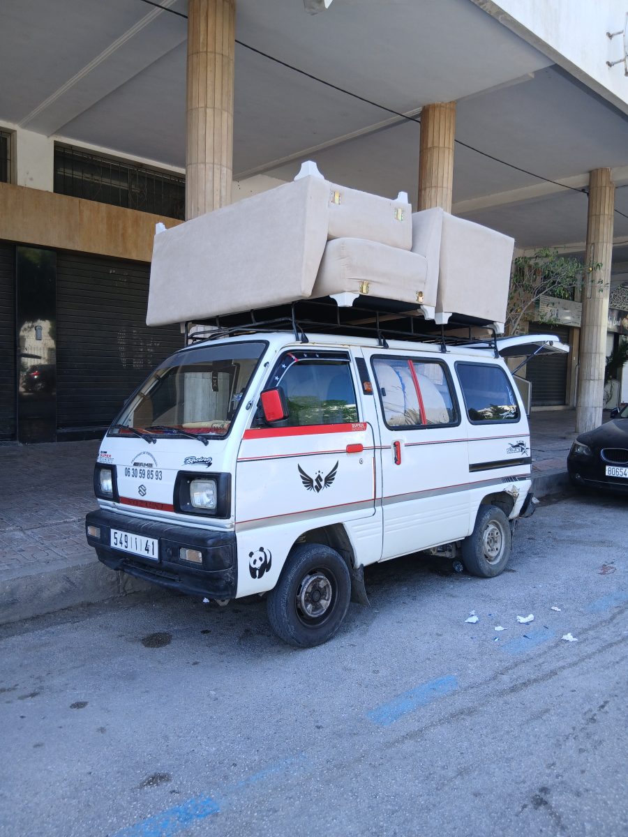 Camionnette avec un salon arrimé sur la galerie de toit