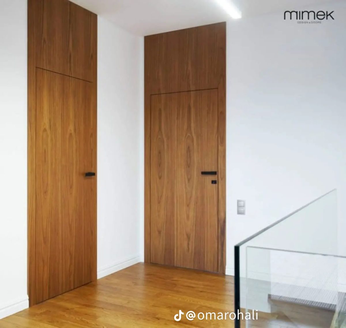 Portes hautes en placage de noyer à cadre affleurant