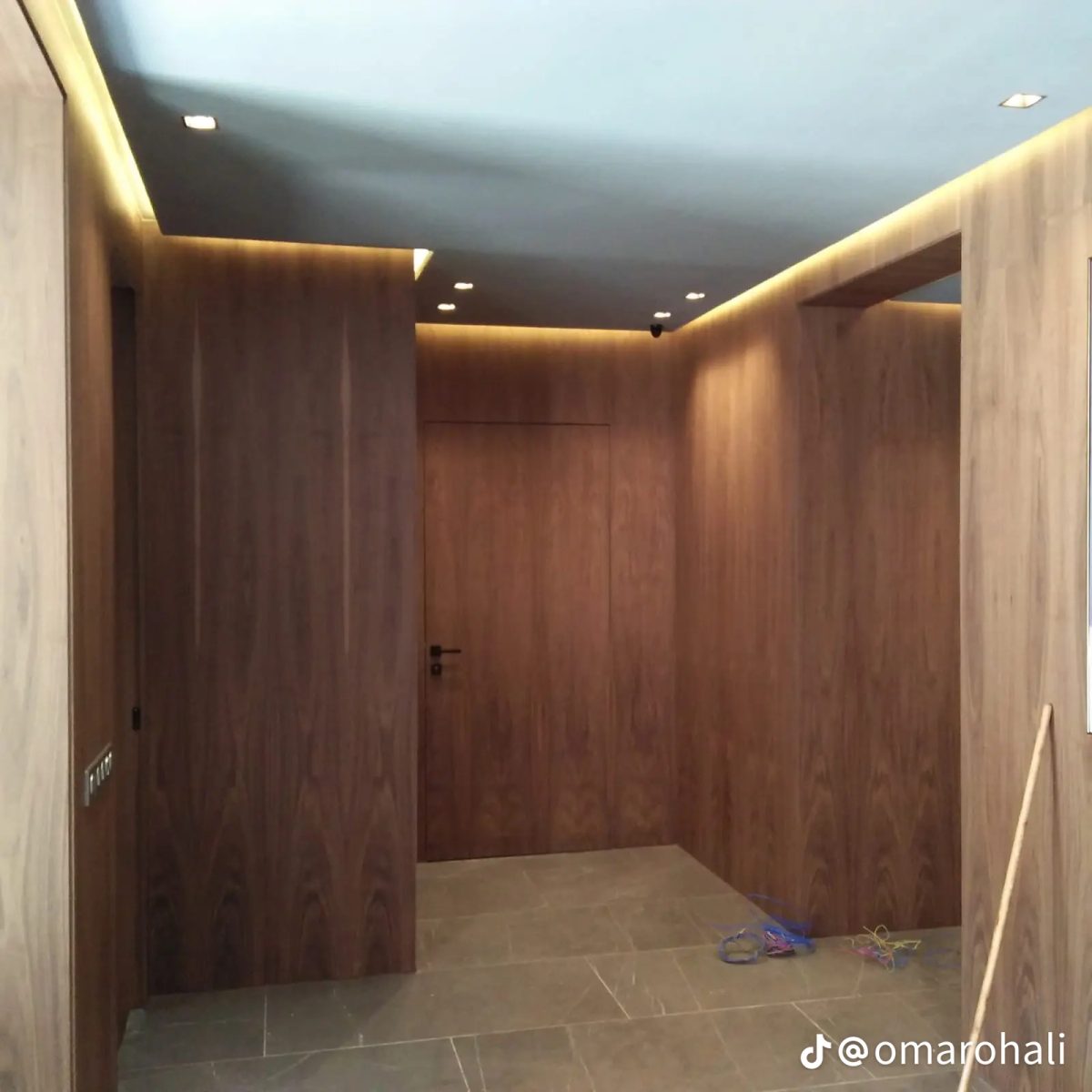 Hall habillé de lambris de noyer avec plafond tendu à LED