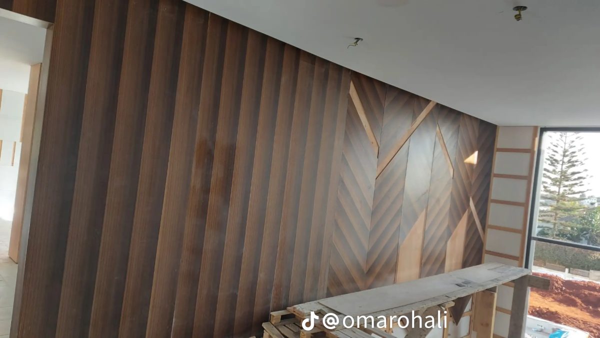 Habillage mural en tasseaux de bois à motif chevron, en cours