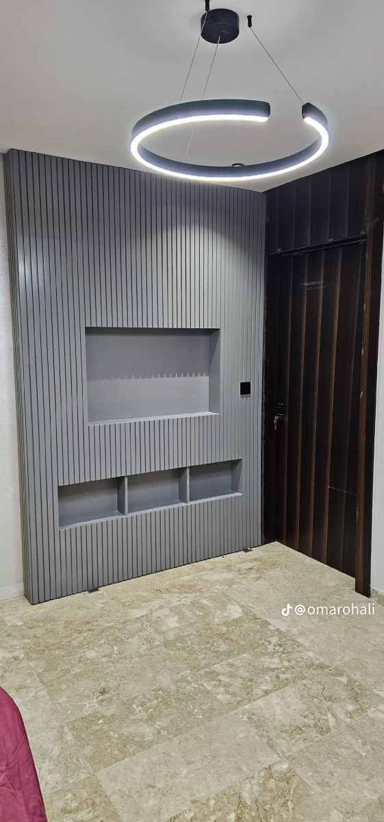 Habillage mural TV en tasseaux gris avec niches et suspension LED