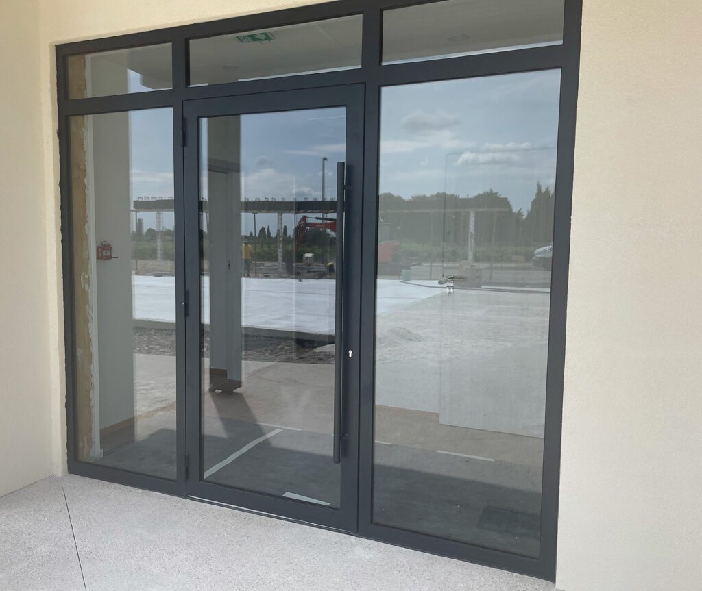 Porte d'entrée vitrée en aluminium anthracite à imposte