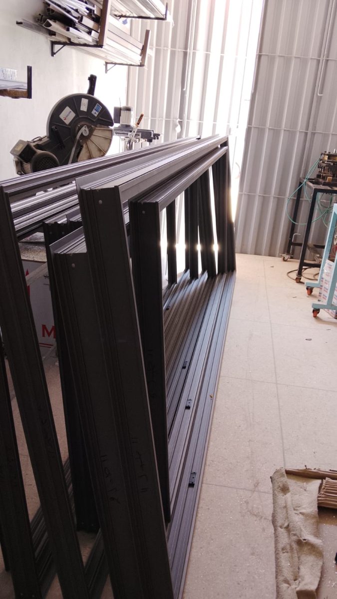 Châssis en aluminium anthracite assembles, en atelier