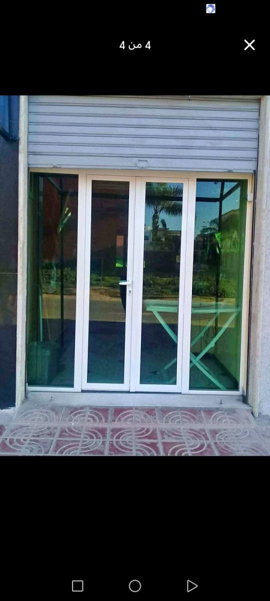 Devanture à porte et châssis vitres en aluminium blanc