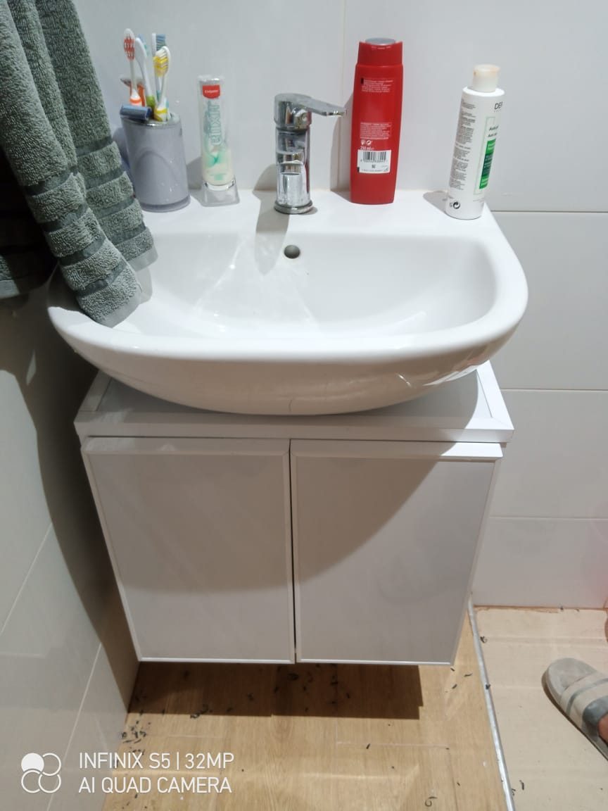Meuble sous-vasque blanc à deux portes avec vasque
