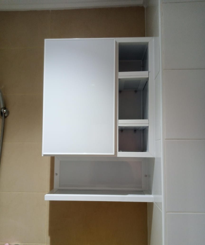 Meuble de salle de bain suspendu blanc à colonne et miroir