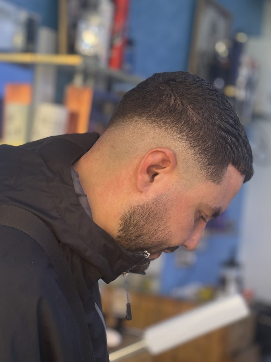 Coupe homme à dégradé net à la nuque en salon