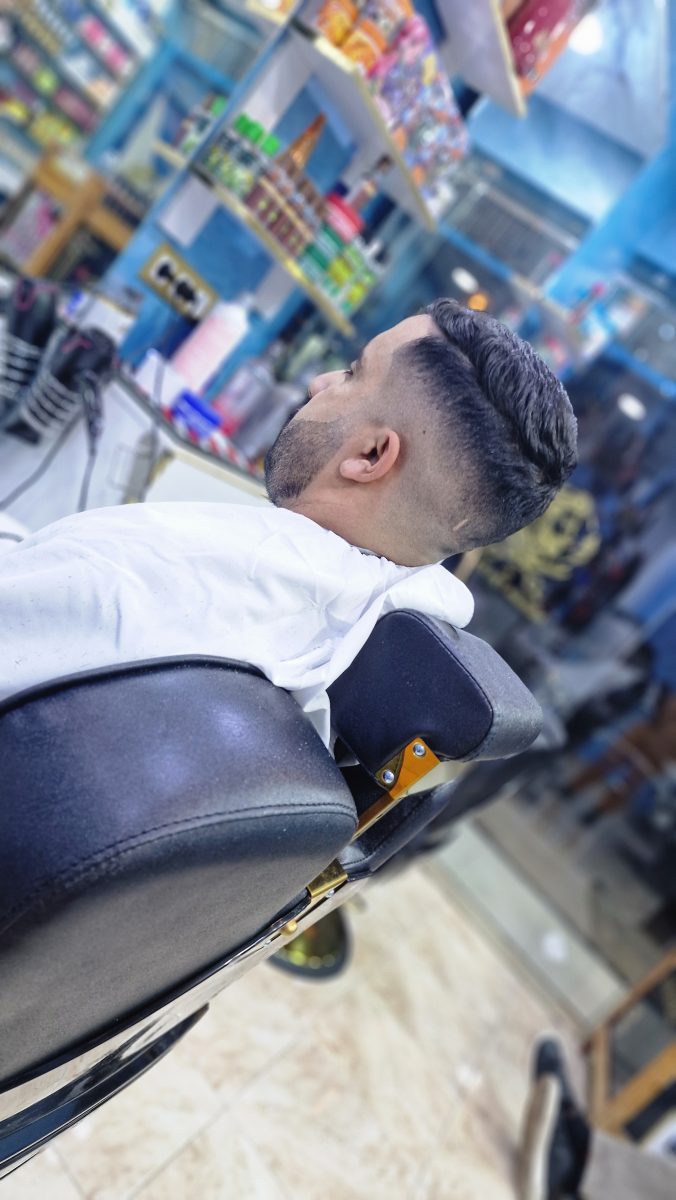 Coupe homme dégradée et coiffage, en salon